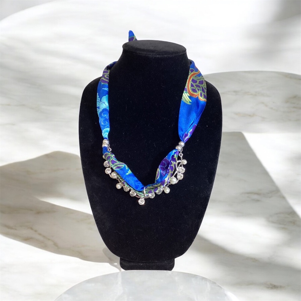(#22) Vibrant Blue and Silver Pendant Necklace
